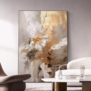 Op de afbeelding: Abstract schilderij met gouden en witte verf op canvas. Het schilderij heeft een textuur en toont verschillende penseelstreken.