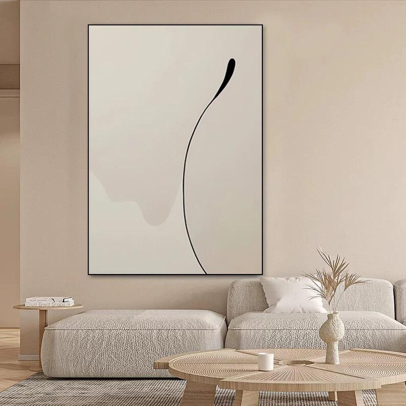 Puede incluir: Una impresi&oacute;n de arte abstracto minimalista con una sola l&iacute;nea negra curvada sobre un fondo beige claro.