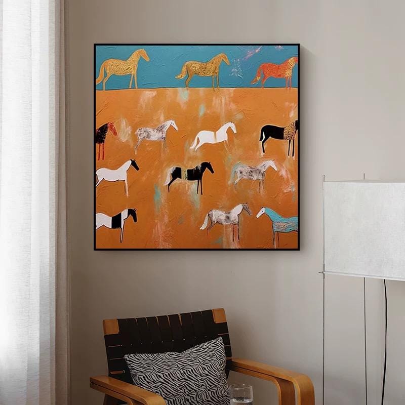 抽象的な走る馬の絵画：オレンジ色のミニマリストの額入りキャンバス