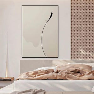 Puede incluir: Una impresi&oacute;n de arte abstracto minimalista con una sola l&iacute;nea negra curvada sobre un fondo beige claro.