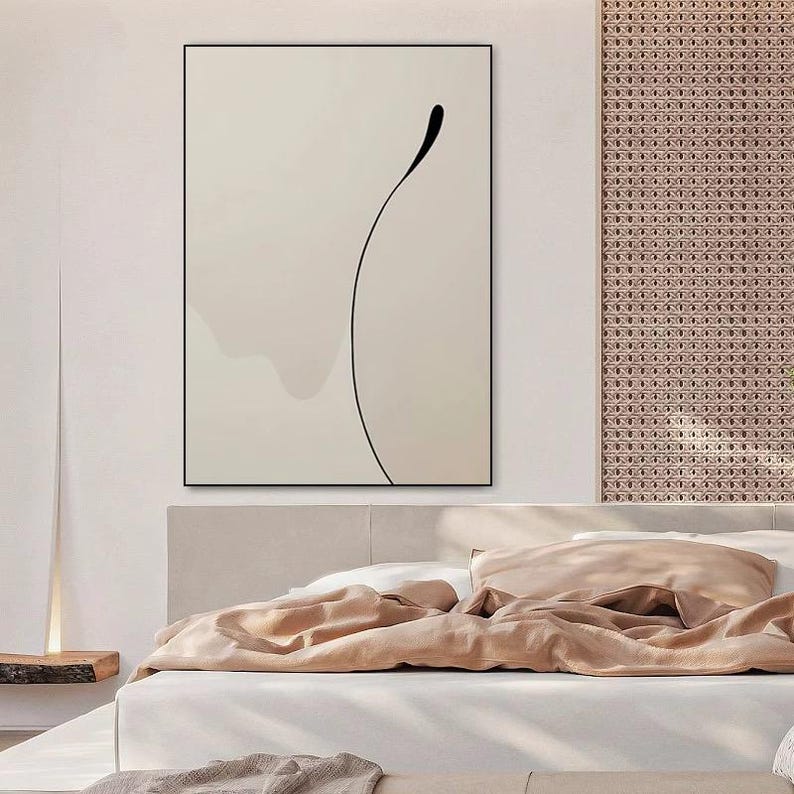 Puede incluir: Una impresi&oacute;n de arte abstracto minimalista con una sola l&iacute;nea negra curvada sobre un fondo beige claro.