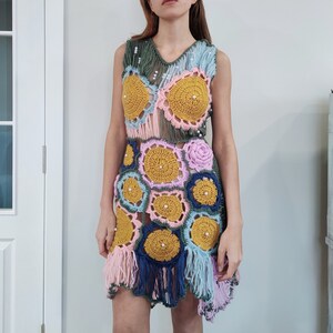 Grobstrick Häkelblume inspiriert Unikat über dem Kniekleid