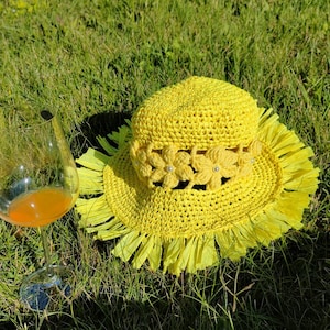 Sonnenhut aus natürlichem Rafia mit Fransen und Blumendetails