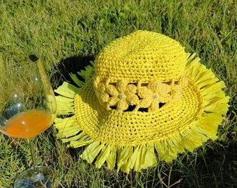 Sombrero de rafia natural con flecos y detalles florales
