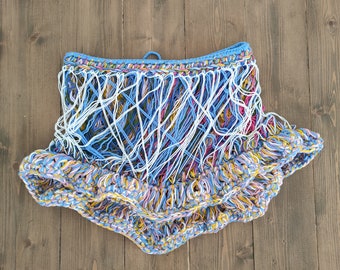Minissaia colorida exclusiva em crochê/tricô com detalhes de babados
