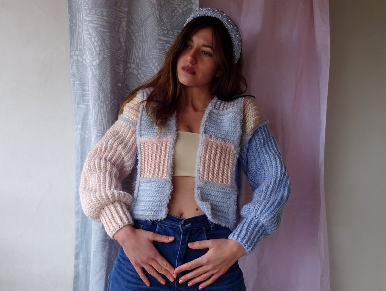 Designer Bomber gehäkelt, Oma quadratische Cropped Cardigan in hellblau, rosa und weiß Bild 1