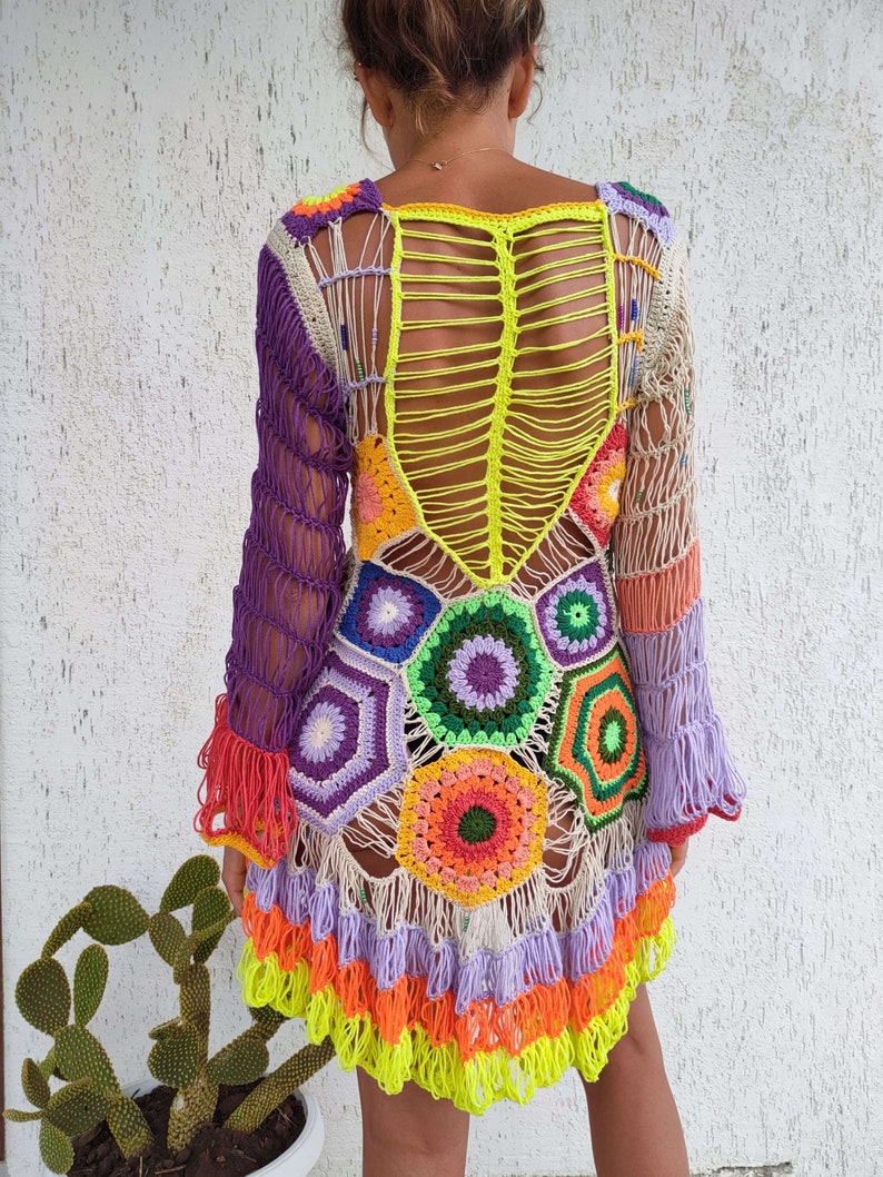 Robe trapue colorée au crochet unique en son genre image 1