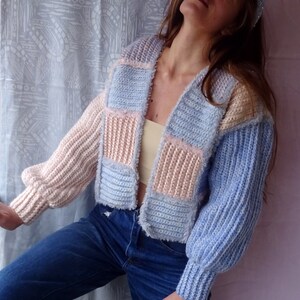 Designer Bomber gehäkelt, Oma quadratische Cropped Cardigan in hellblau, rosa und weiß Bild 8