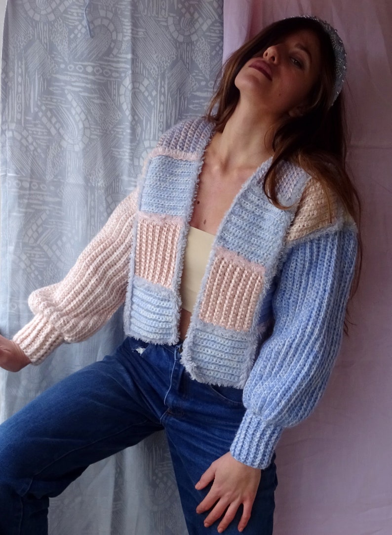 Designer Bomber gehäkelt, Oma quadratische Cropped Cardigan in hellblau, rosa und weiß Bild 8