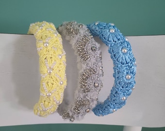 Ensemble de trois bandeaux en perle rembourrée au crochet en bleu, gris et jaune