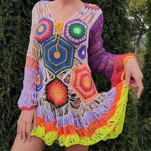 Robe trapue colorée au crochet unique en son genre image 2