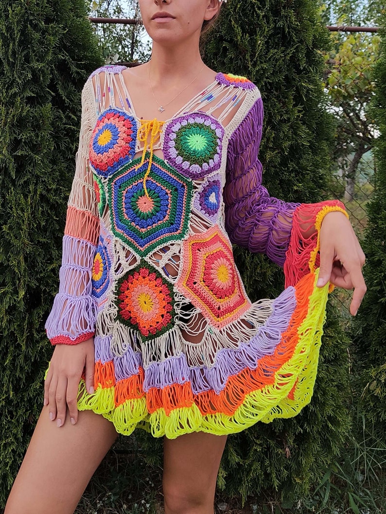 Robe trapue colorée au crochet unique en son genre image 2