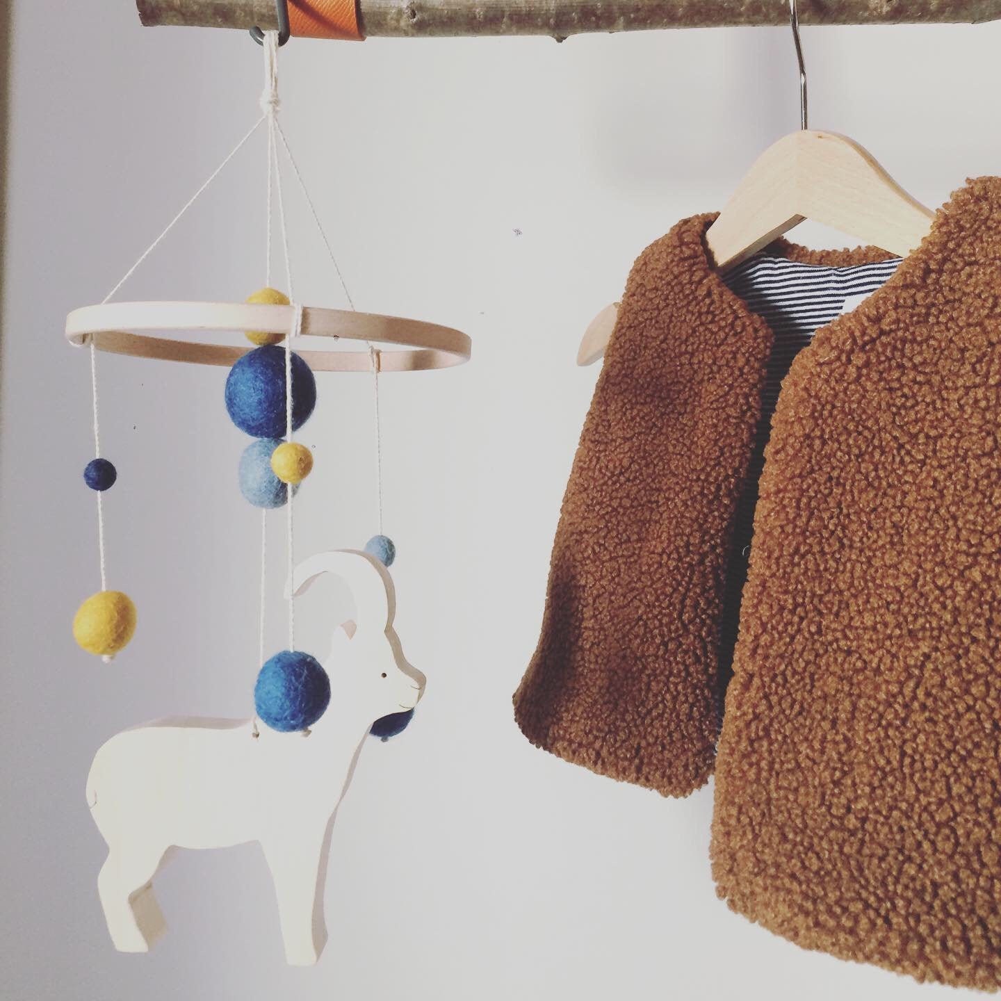 Mobile Bouquetin, Bois et Laine Feutrée. Décoration Chambre Bébé. Ecologique, Sain. Fait Main Dans L