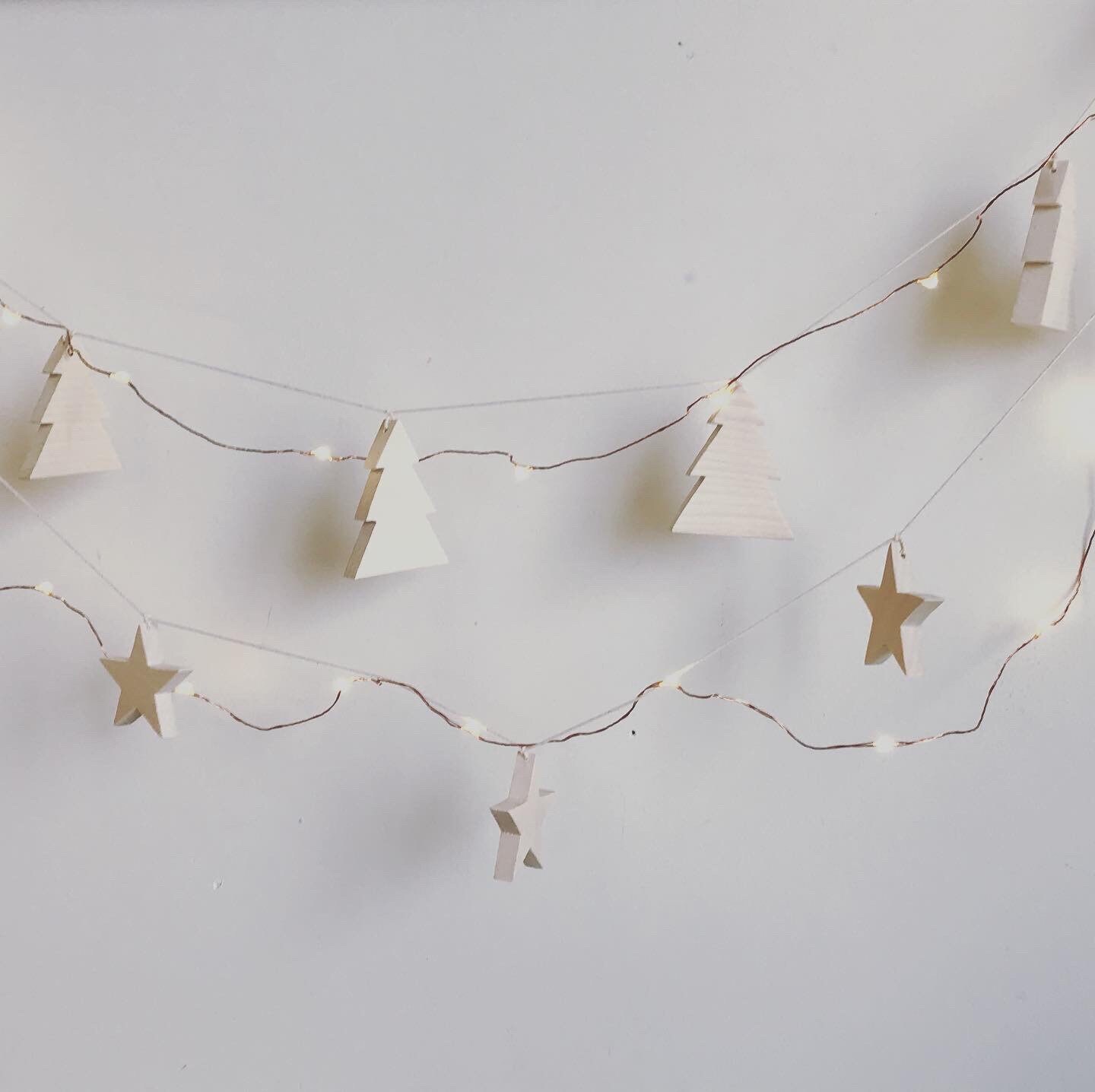 Guirlandes Sapins et Étoiles, Écologiques en Bois Massif. Une Décoration Poétique Saine, Naturelle D