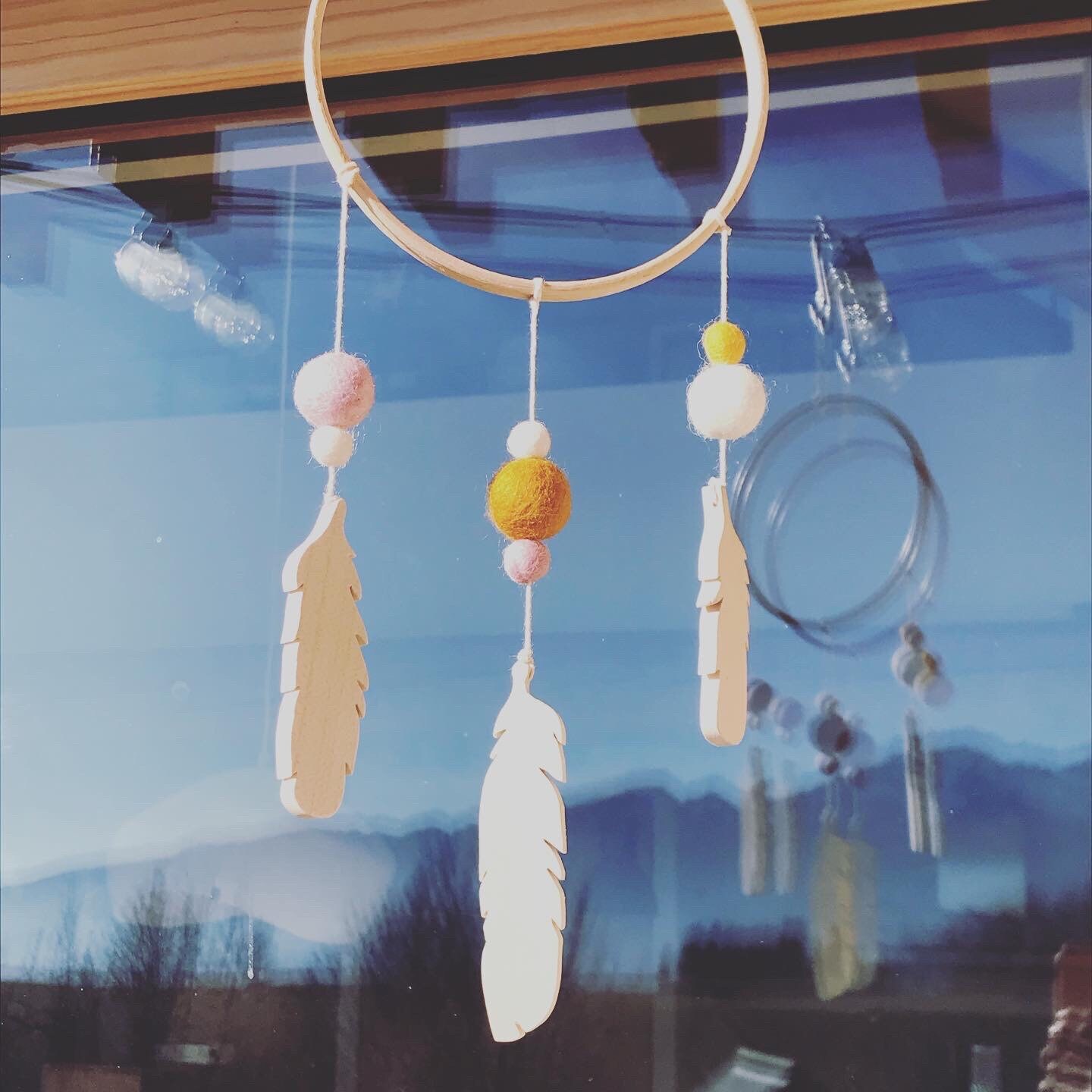 Attrape Rêve en Bois, Laine Feutrée Aux Douces Couleurs Rosées, Blanches et Jaunes. Fait Main Dans L