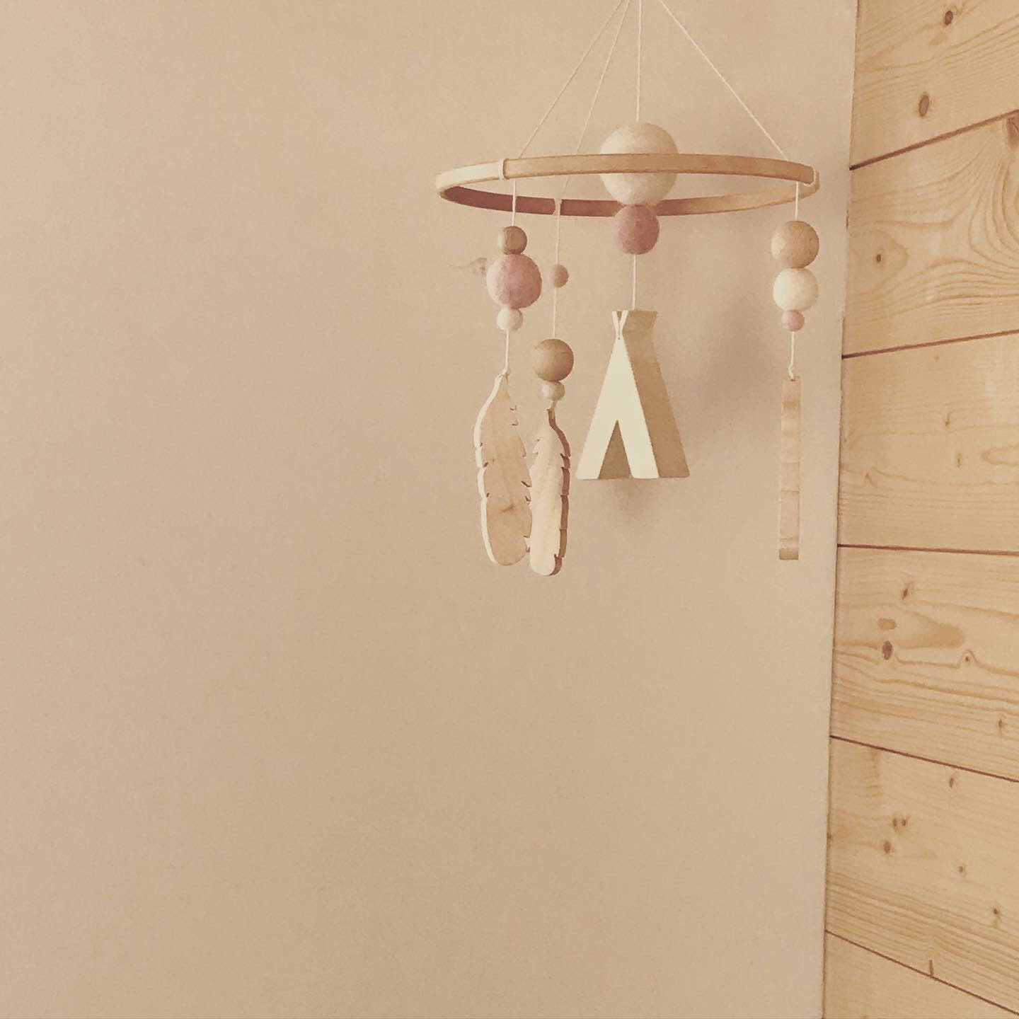 Mobile Tipi, Plumes, Bois et Laine Feutrée Blanc Rose. Décoration Chambre Enfant. Ecologique, Sain P