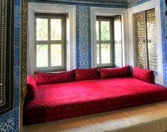 Majlis árabe rojo sentado en el suelo, asientos en el suelo del palacio oriental rojo, sofá rojo y asientos en el suelo con motivos étnicos