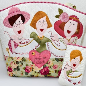 Puede incluir: Una bolsa de mano acolchada con estampado floral y tres figuras bordadas de mujeres que sostienen agujas e hilo. La bolsa tiene un parche en forma de coraz&oacute;n con el texto "Me encanta coser".