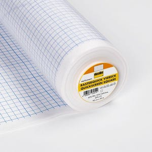 Peut inclure: Un rouleau de tissu blanc quadrillé pour écran rapide avec un motif de grille bleue. L'étiquette indique "Rasterquick Viereck Quickscreen Square" et comprend des détails sur la composition du matériau et la taille : 40 % PES, 20 % cellulose, 20 % CV, 90 cm x 30 m.