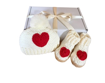 Ensemble bonnet à pompons et chaussons Love Heart