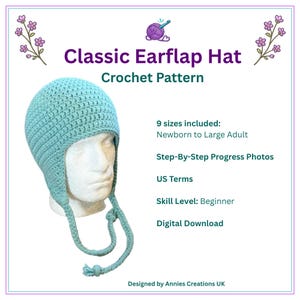Può includere: Un cappello con paraorecchie all'uncinetto color azzurro su una testa di manichino bianca. Il testo recita: Classic Earflap Hat, Crochet Pattern, 9 sizes included: Newborn to Large Adult, Step-By-Step Progress Photos, US Terms, Skill Level: Beginner.