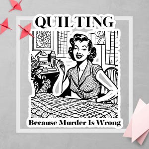 Puede incluir: Ilustración en blanco y negro de una mujer sentada en una mesa con un proyecto de costura. El texto "QUILTING Because Murder Is Wrong" está encima de la imagen.