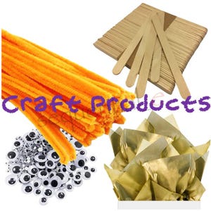 Pu&ograve; includere: Una collezione di materiali per l'artigianato che include pulisci tubi arancioni, occhietti, bastoncini di legno e carta velina dorata.