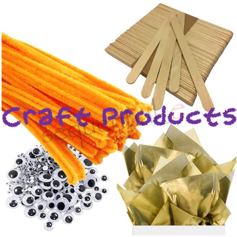 Pu&ograve; includere: Una collezione di materiali per l'artigianato che include pulisci tubi arancioni, occhietti, bastoncini di legno e carta velina dorata.
