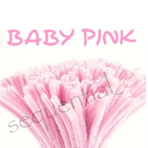 Pu&ograve; includere: Un mazzo di puliscipipe rosa. I puliscipipe sono morbidi e soffici. Il testo "BABY PINK" &egrave; scritto sopra i puliscipipe.
