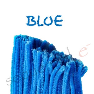 Può includere: Un mazzo di puliscipipe blu. La parola "BLUE" è scritta in blu sopra i puliscipipe.