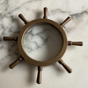 Um ornamento de mesa de bronze com roda de navio e lupa do início do século XX, de altíssima qualidade.