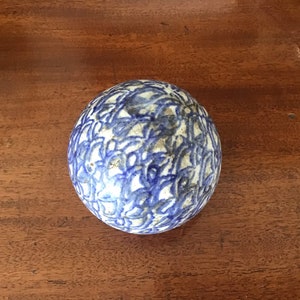 Eine interessante frühe 19. Jahrhundert Staffordshire Keramik blau und weiß glasierte Kugel.