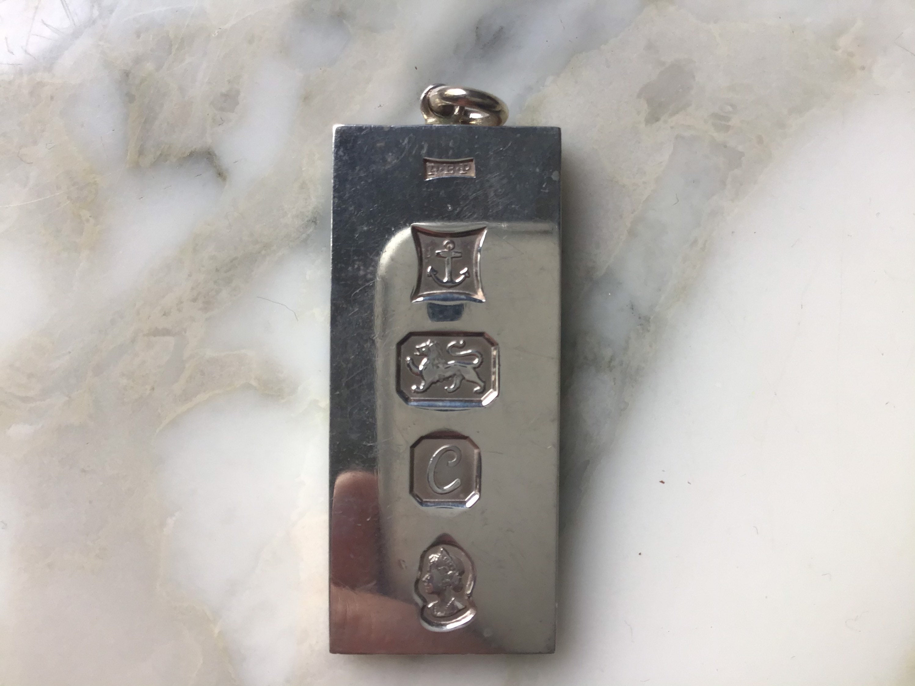1970 年代のレトロな刻印入りシルバーインゴットペンダント