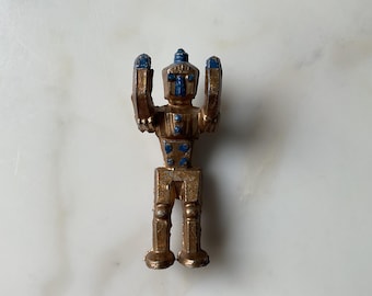 Una interesante figura de robot vintage de metal fundido a presión, pintada a mano y fabricada en Gran Bretaña.