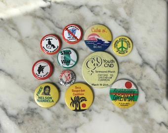 Ein cooles Set aus den frühen 1980er Jahren verursacht thematische Pin-Abzeichen.