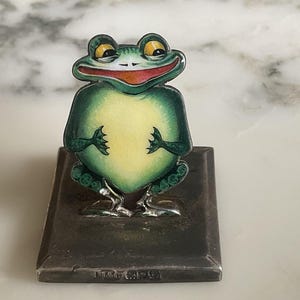 Een fantastische en zeldzame edwardiaanse nieuwigheid in sterlingzilver en geëmailleerd met kikkermenu- of kaarthouder.
