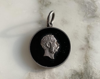 Un interesante medallón de recuerdo mori de la realeza alemana en plata y esmalte negro de estilo eduardiano.