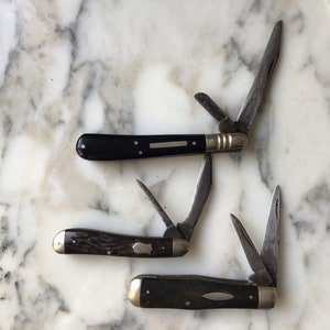 Een goede collectie vintage Sheffield zakmessen met dubbel lemmet.