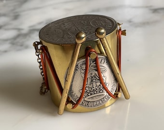 Un interesante y encantador tambor auxiliar militar en miniatura, de latón y plata, de estilo vintage.