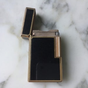 Nice vintage S T DuPont Ligne 2 pocket lighter.