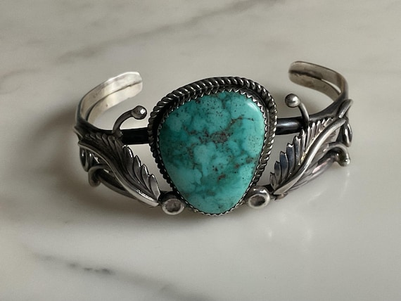 Superb Vintage Native American Navajo Turquoise Sterling Silver Ring Superb Vintage Native American Navajo Turquoise Sterling Silver Ring