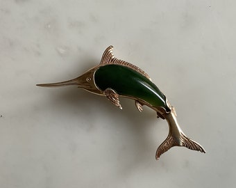 Un espléndido broche vintage de marlin o pez espada de oro de 9 quilates y jade.