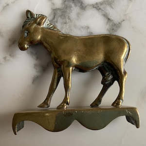 Eine charmante und ungewöhnliche spät-viktorianische Messingfigur eines Esels oder Maultiers.