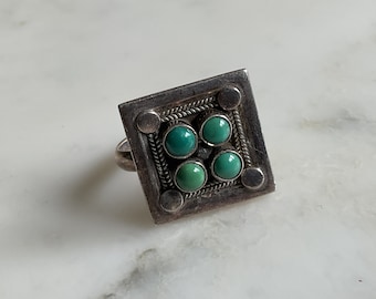 Un atractivo e interesante anillo vintage de plata de primera ley y turquesa navajo nativo americano.