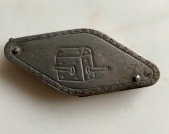 Una interesante y rara caja Vesta de níquel patentada de la Primera Guerra Mundial en forma de tanque.
