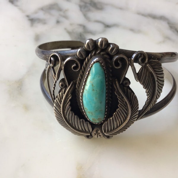 Een klassieke vintage Navajo oude pion zilveren en turquoise armband.