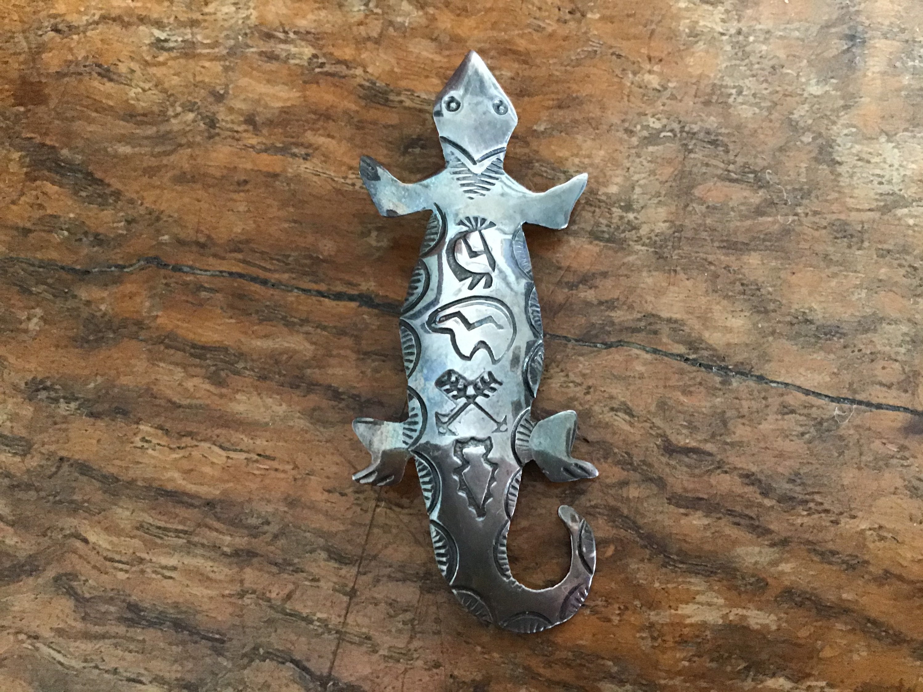 珍しいヴィンテージのナバホ族のシルバートカゲのブローチ。 - Etsy 日本