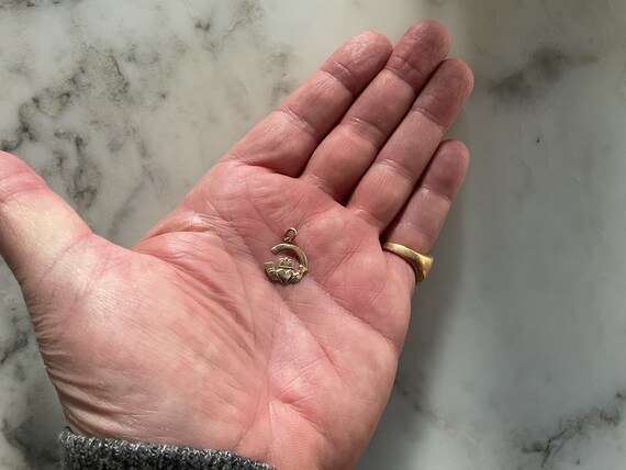 Nice little hallmarked 9 carat gold Claddagh pend… - image 5