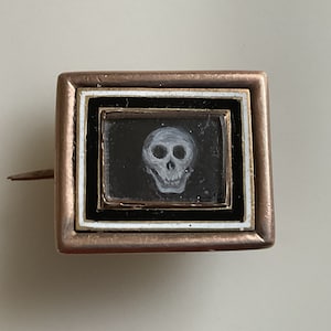 An extraordinary Georgian momento mori mourning brooch.