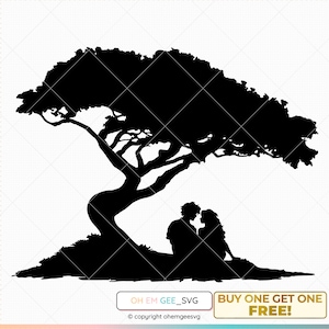 Könnte beinhalten: Schwarze Silhouette eines Paares, das unter einem großen Baum sitzt. Das Paar hält sich an den Händen und schaut sich an. Der Baum hat einen dicken Stamm und Äste, die sich über das Paar ausbreiten.